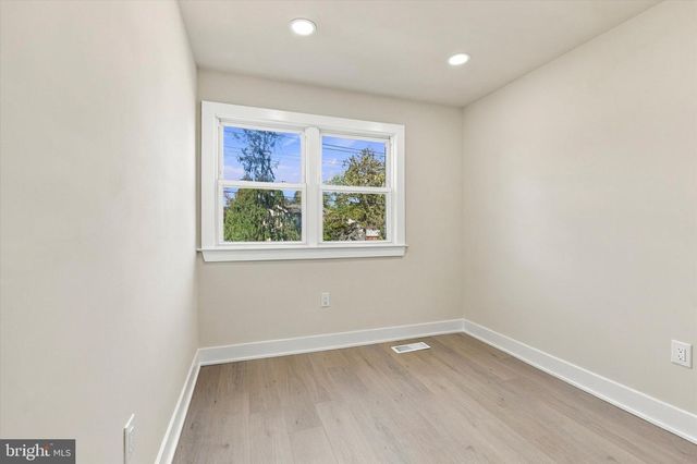 8 GREAT OAK RD, Voorhees, NJ 08043