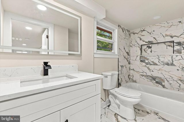 8 GREAT OAK RD, Voorhees, NJ 08043