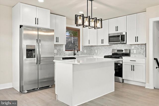 8 GREAT OAK RD, Voorhees, NJ 08043