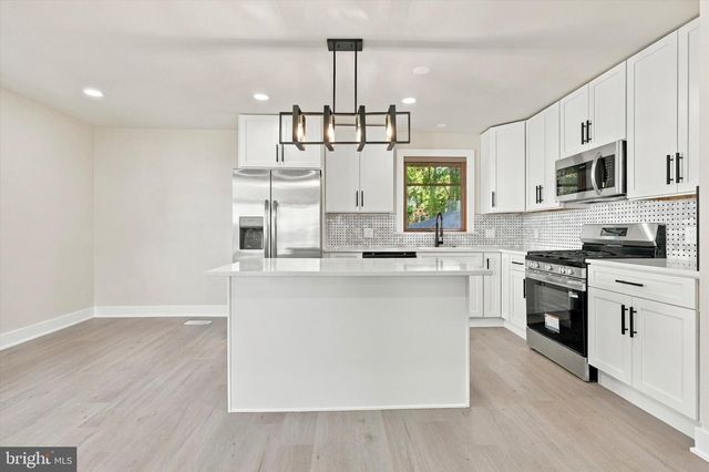 8 GREAT OAK RD, Voorhees, NJ 08043