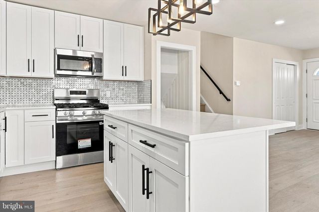 8 GREAT OAK RD, Voorhees, NJ 08043
