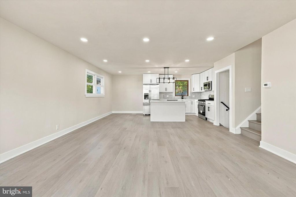 8 GREAT OAK RD, Voorhees, NJ 08043