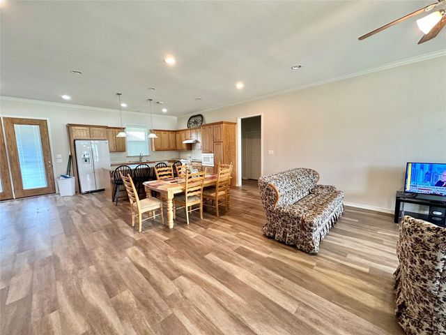 318 E 4th Street, Lindsay, TX 76250