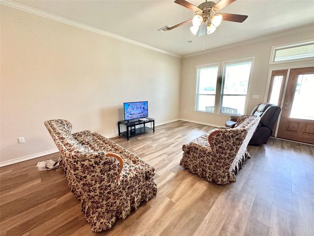 318 E 4th Street, Lindsay, TX 76250