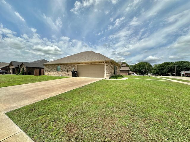 318 E 4th Street, Lindsay, TX 76250