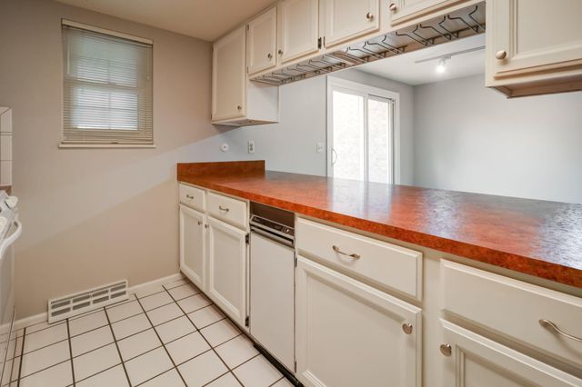 1689 Saint Albans Court, 22-89, Columbus, OH 43220