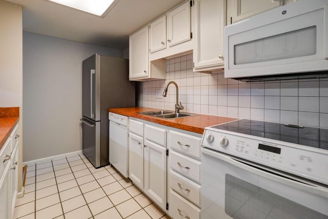 1689 Saint Albans Court, 22-89, Columbus, OH 43220