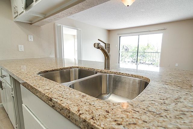 2818 S Bartell Drive 312, Houston, TX 77054