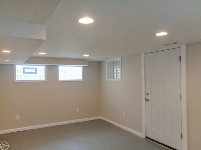 40 Riverside Drive, Mount Clemens, MI 48043