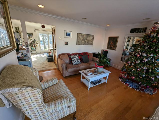 10 Hayes Road, Amityville, NY 11701