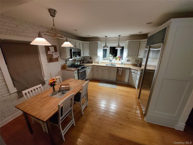 10 Hayes Road, Amityville, NY 11701