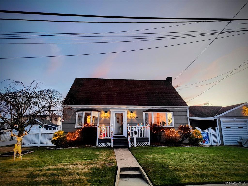 10 Hayes Road, Amityville, NY 11701