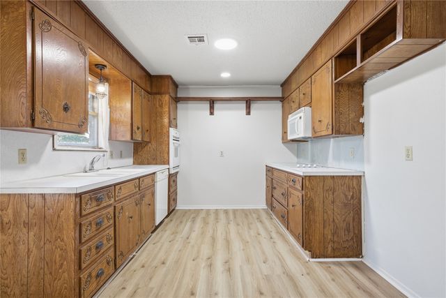 2711 Old Robinson Road, Waco, TX 76706