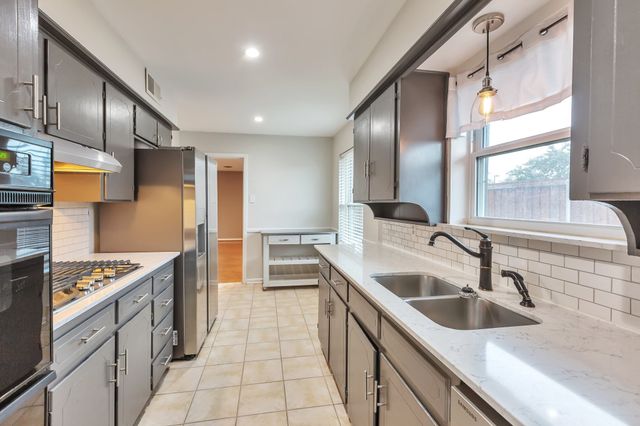 2905 Eric Lane, Farmers Branch, TX 75234