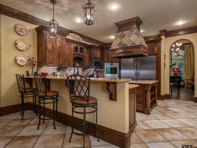 2025 Stonegate Valley Dr, Tyler, TX 75703