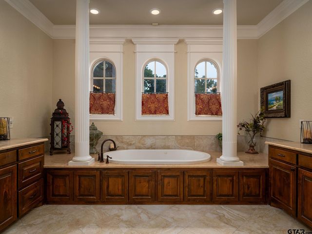 2025 Stonegate Valley Dr, Tyler, TX 75703