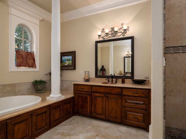 2025 Stonegate Valley Dr, Tyler, TX 75703