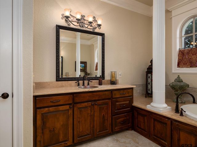 2025 Stonegate Valley Dr, Tyler, TX 75703