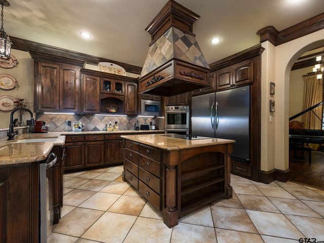 2025 Stonegate Valley Dr, Tyler, TX 75703