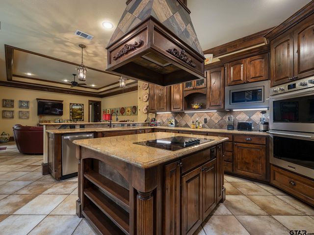 2025 Stonegate Valley Dr, Tyler, TX 75703