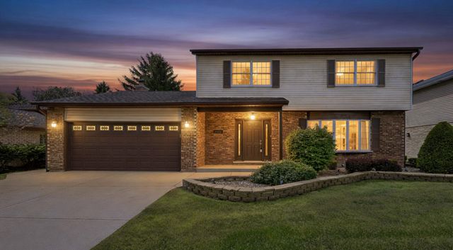 909 W Surrey Road, Addison, IL 60101