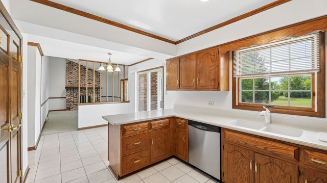 909 W Surrey Road, Addison, IL 60101