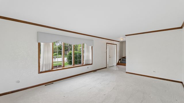 909 W Surrey Road, Addison, IL 60101