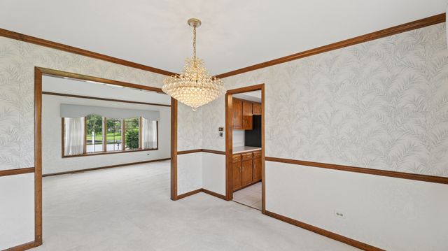 909 W Surrey Road, Addison, IL 60101