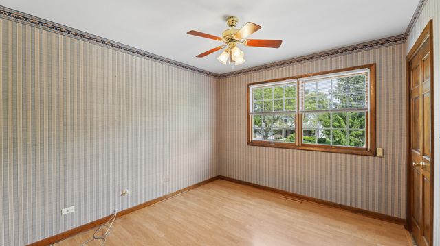 909 W Surrey Road, Addison, IL 60101