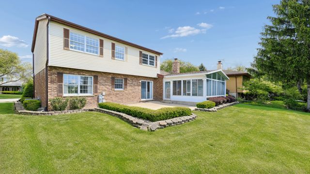 909 W Surrey Road, Addison, IL 60101