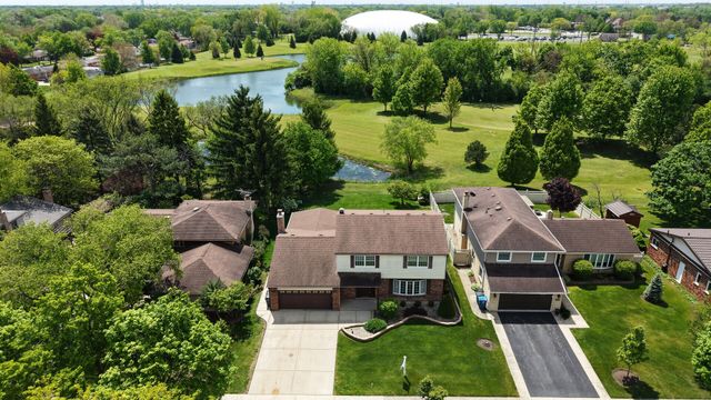 909 W Surrey Road, Addison, IL 60101
