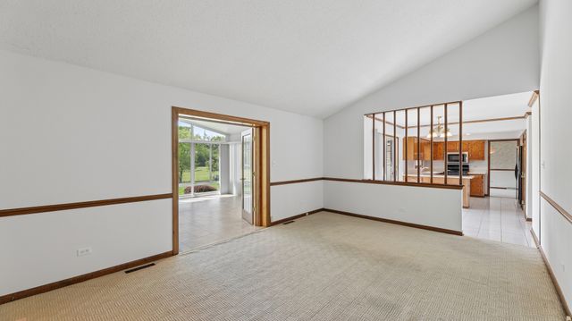 909 W Surrey Road, Addison, IL 60101