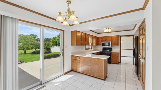 909 W Surrey Road, Addison, IL 60101