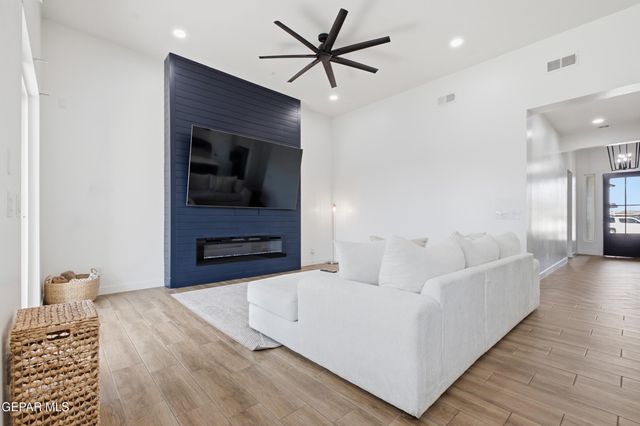 889 Kirkby Way, El Paso, TX 79928