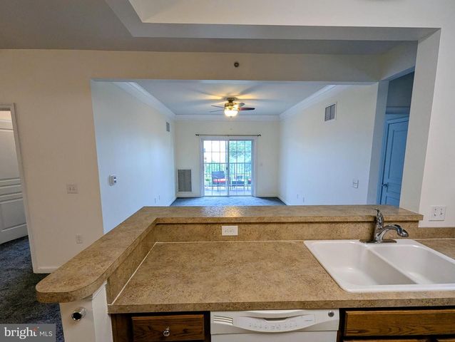734 CREEKSIDE DR, Brookhaven, PA 19015