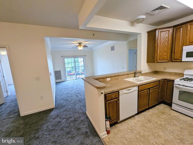 734 CREEKSIDE DR, Brookhaven, PA 19015