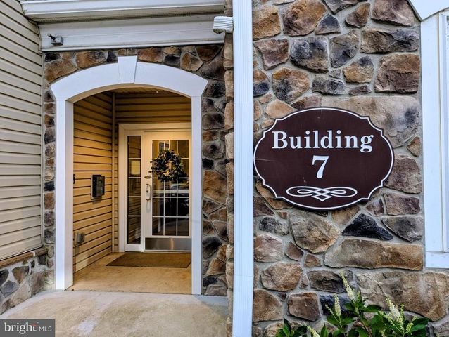 734 CREEKSIDE DR, Brookhaven, PA 19015