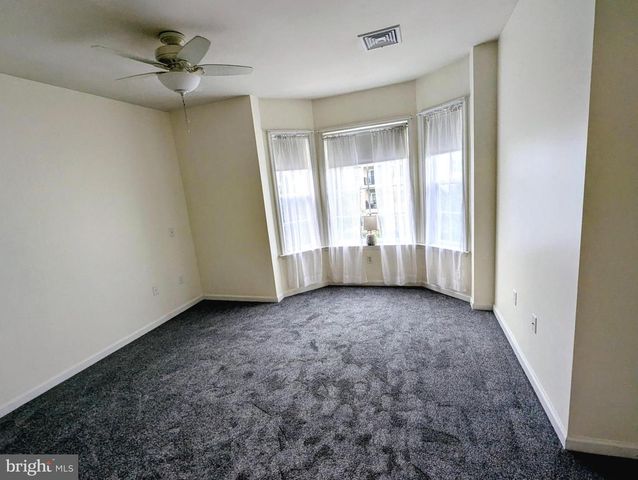 734 CREEKSIDE DR, Brookhaven, PA 19015