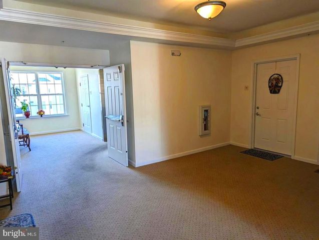 734 CREEKSIDE DR, Brookhaven, PA 19015