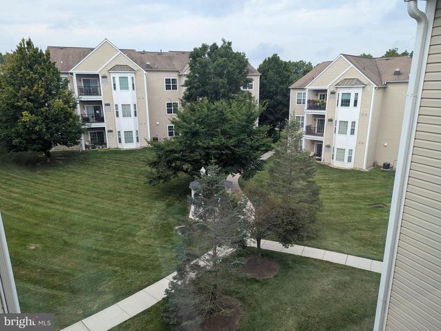 734 CREEKSIDE DR, Brookhaven, PA 19015