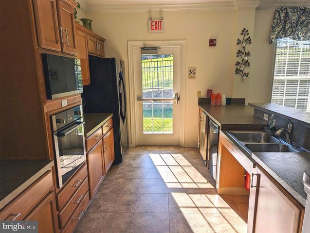 734 CREEKSIDE DR, Brookhaven, PA 19015