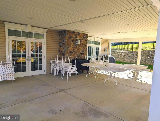 734 CREEKSIDE DR, Brookhaven, PA 19015