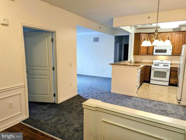 734 CREEKSIDE DR, Brookhaven, PA 19015