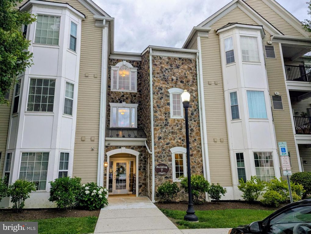 734 CREEKSIDE DR, Brookhaven, PA 19015