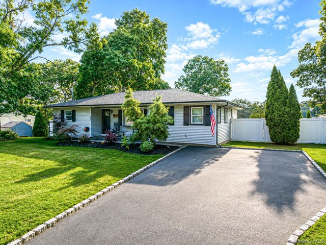 40 Avenue A, Holbrook, NY 11741