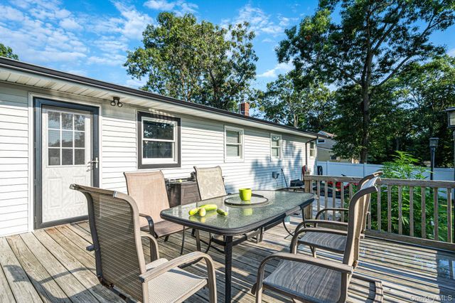 40 Avenue A, Holbrook, NY 11741