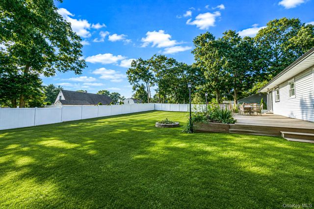 40 Avenue A, Holbrook, NY 11741