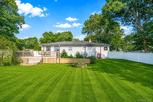 40 Avenue A, Holbrook, NY 11741