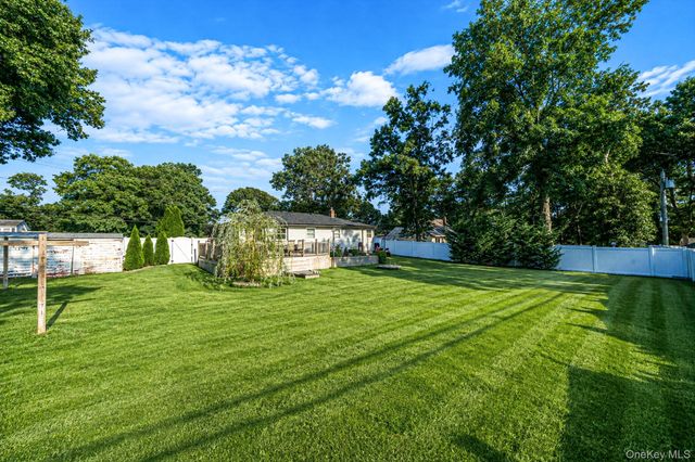 40 Avenue A, Holbrook, NY 11741