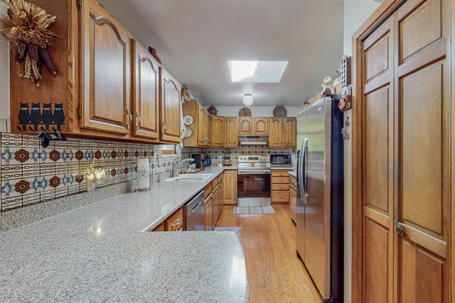 14 Entrada Del Jardin, Santa Cruz, NM 87567
